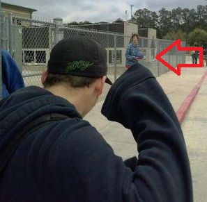 A facut o poza liceului unde invata nepotul ei. Cand a vazut ce a surprins, a avut UN SOC. FOTO