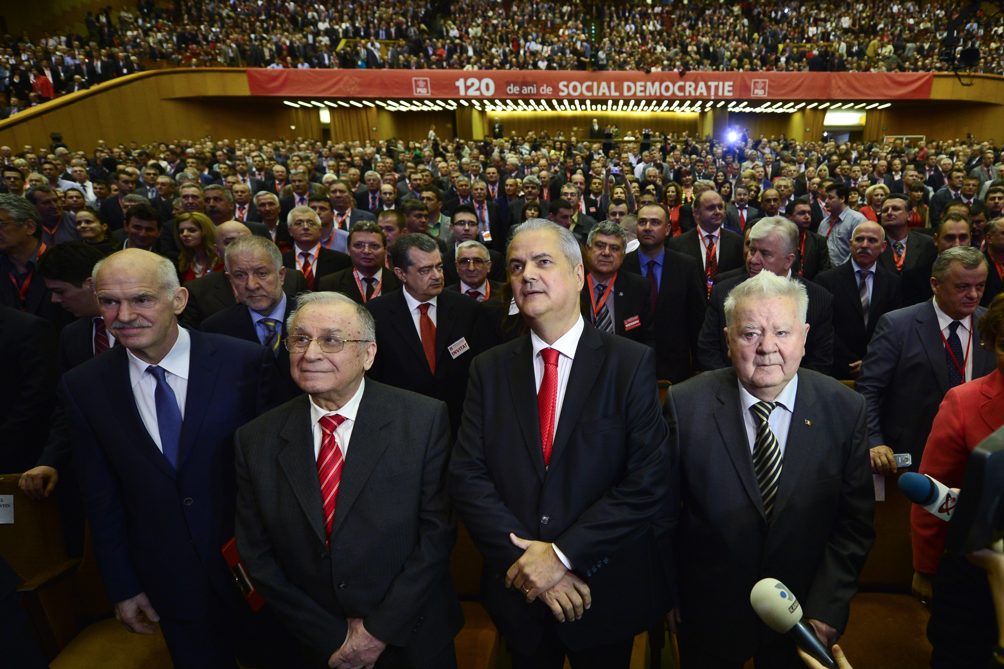 Congresul PSD.Ponta, singurul candidat la sefia partidului, invidios pe aplauzele primite de Nastase