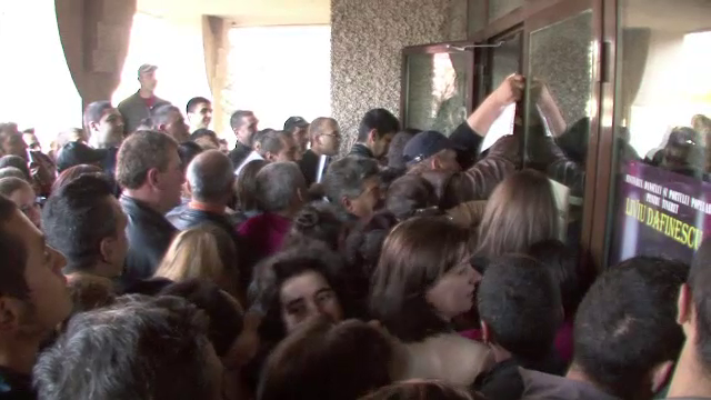 Aproape 50.000 de someri au sperat sa traga lozul castigator, la bursa locurilor de munca