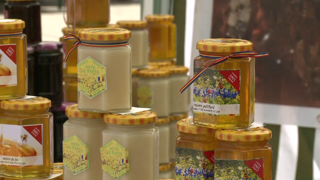 Cu ce indepartam etichetele lipicioase de pe sticle si borcane. Solutia este la indemana oricui