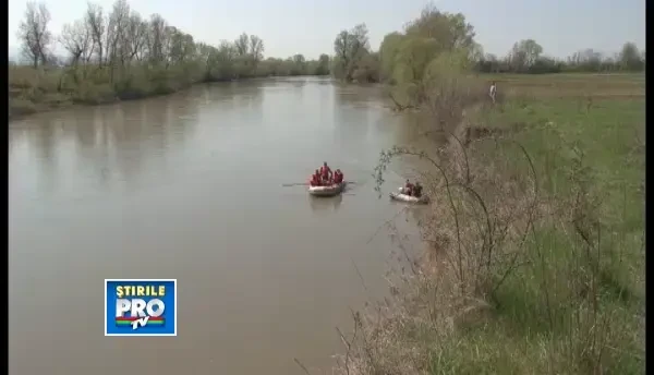 Cautari disperate. Un fost politist a disparut in apele raului Mures acum o saptamana