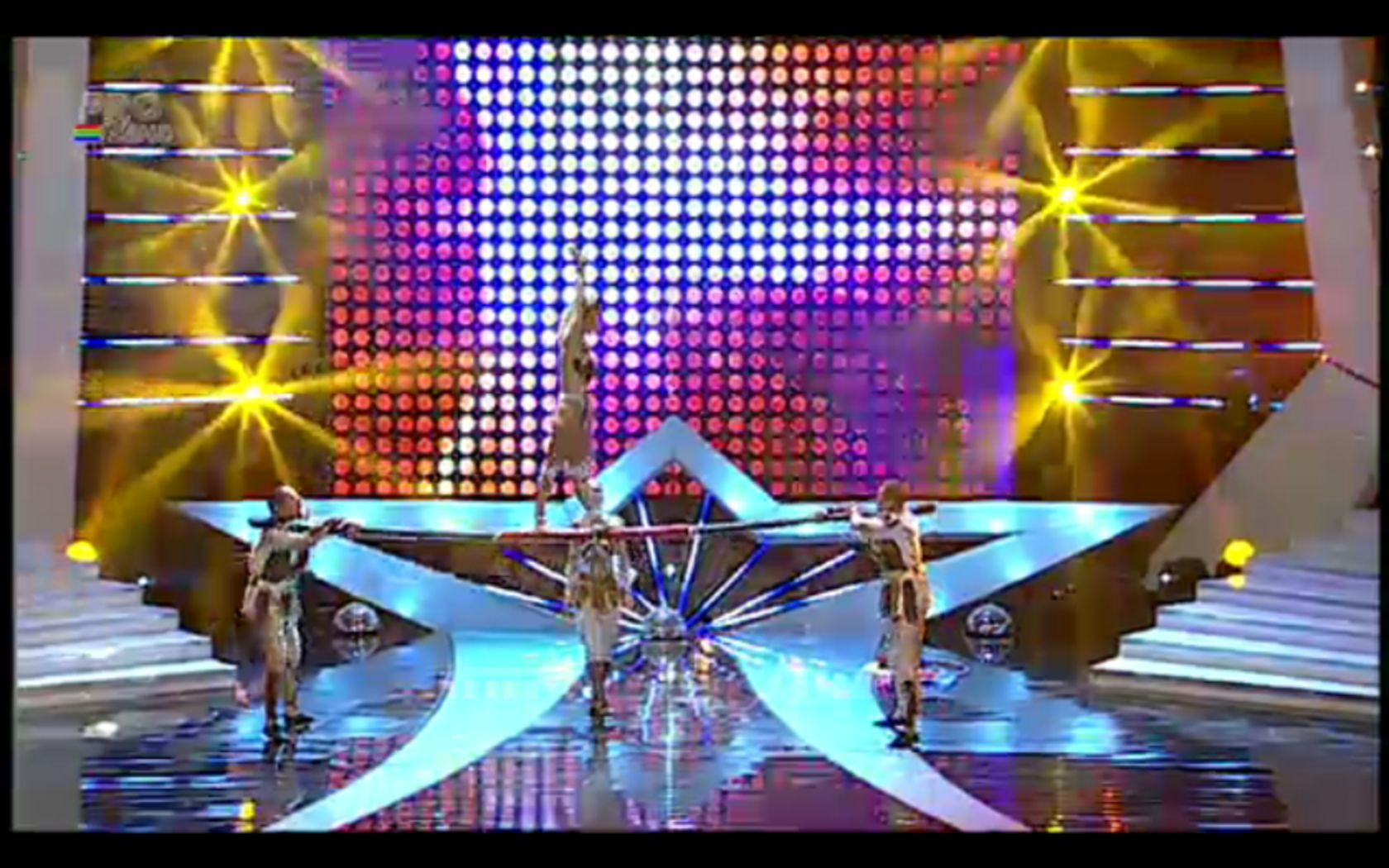 ROMANII AU TALENT, a treia semifinala. Trupa Corina, numar spectaculos de acrobatii
