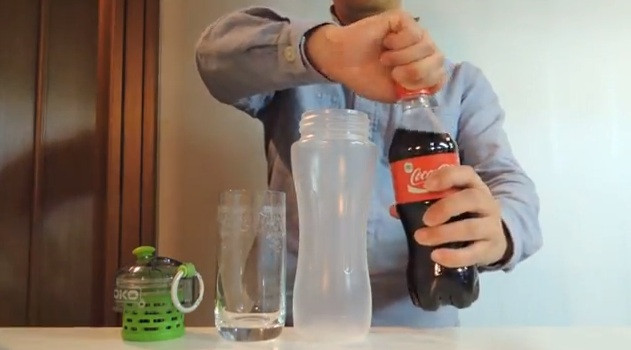 Experimentul cu sute de mii de vizualizari. Ce face un asiatic cu o sticla de Coca Cola