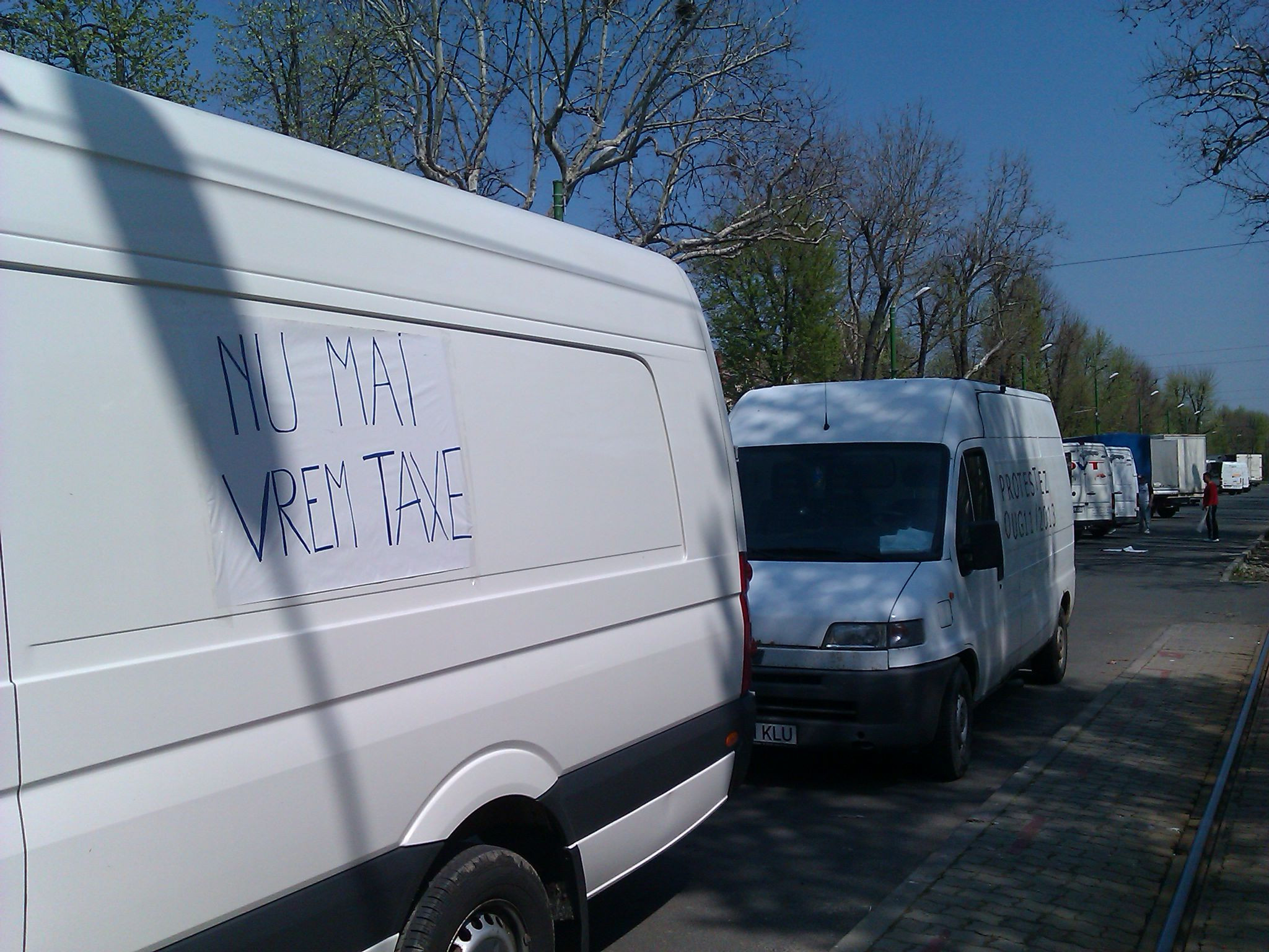 Protest fata de noi taxe. Zeci de transportatori si-au scos microbuzele si camionetele in strada