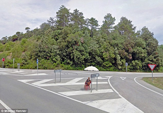 A surprins cu Google Street View prostituate in cautare de clienti. Pozele l-ar putea imbogati