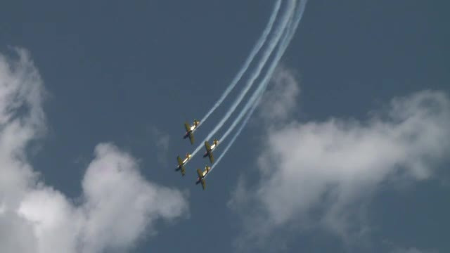 Vremea buna i-a urcat si pe piloti in avioane. Primele acrobatii ale Aeroclubului Romaniei din 2013