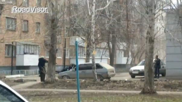 VIDEO. Scena tulburatoare in Rusia. Un politist, luat pe capota masinii si plimbat prin oras