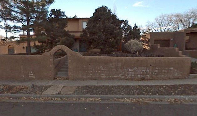 Scriitorul care castiga 15 mil. de dolari/an, are numarul in cartea de telefon si traieste modest