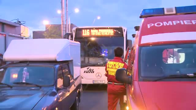 Inca un accident provocat de un sofer RATB. A franat brusc, iar 2 femei au spart un geam cu fruntea