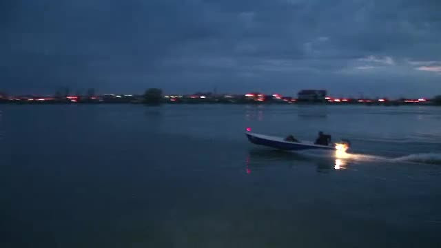 Doi politisti din Bacau, aflati in timpul liber, s-au rasturnat cu barca in Delta