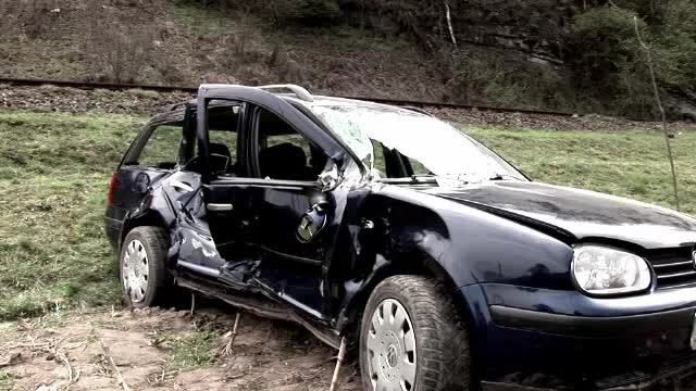 Masina in care se aflau doua femei, mama si fiica, lovita de tren. Cele doua mergeau la biserica