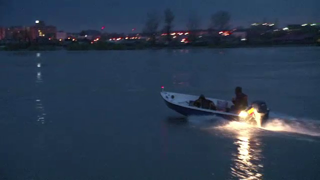 Doi politisti din Bacau pot fi sanctionati dupa ce au baut si s-au rasturnat cu barca