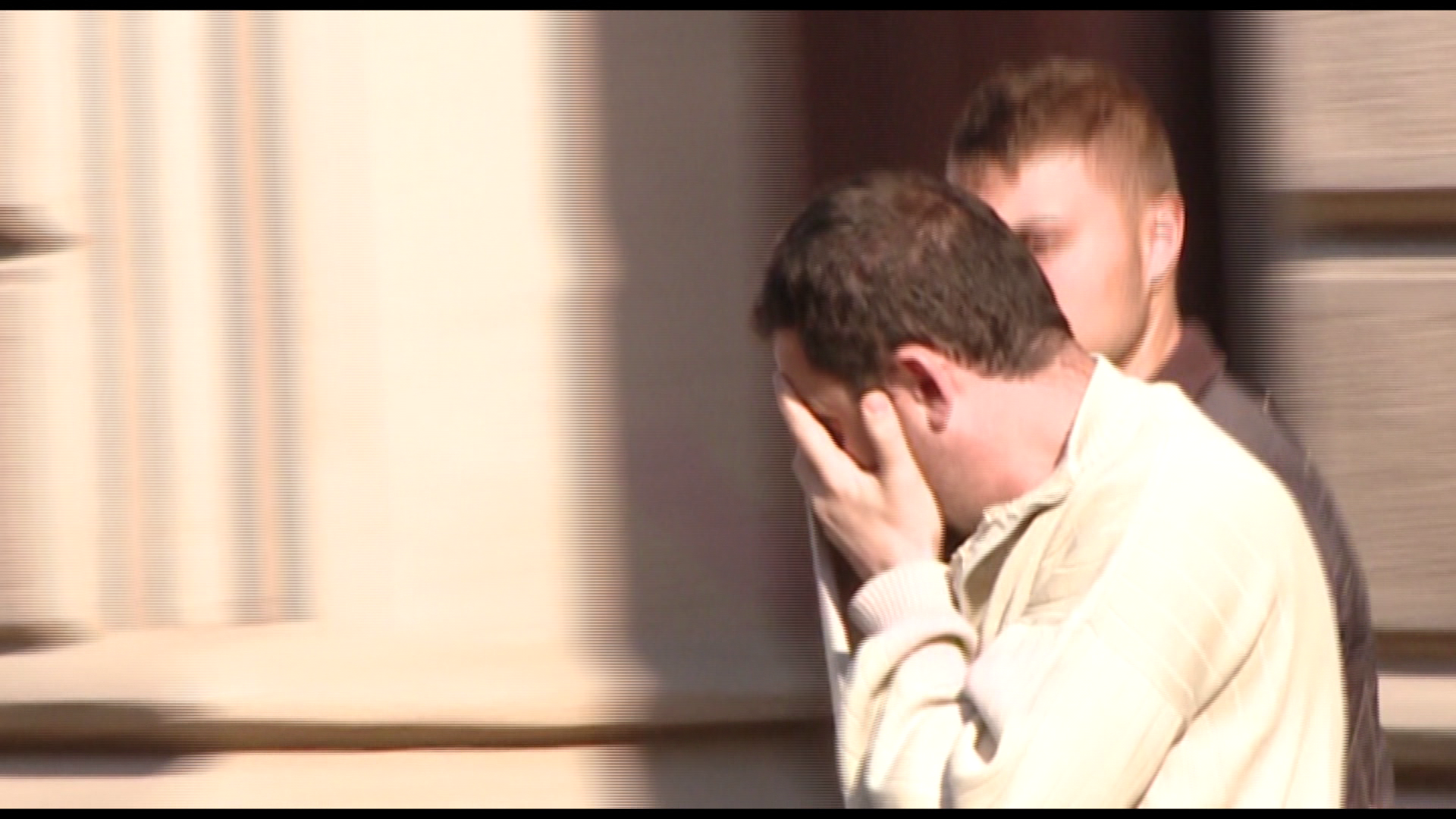 Cu lacrimi in ochi, barbatul care a incendiat usa judecatorului a cerut instantei sa-l lase liber