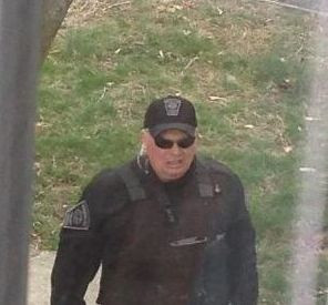 Cum a fost fotografiat un politist din Boston. Poza a ajuns virala pe Facebook