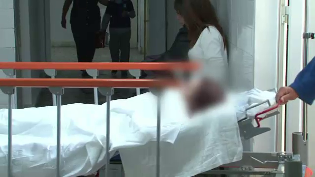 Eleva de 17 ani, injunghiata de mai multe ori de fostul iubit. Agresorul a disparut dupa atac