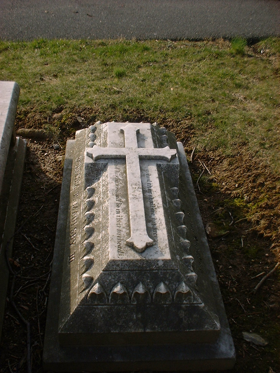 Un cadavru a fost deshumat, la cererea politistilor, care cautau arme ascunse in sicriu