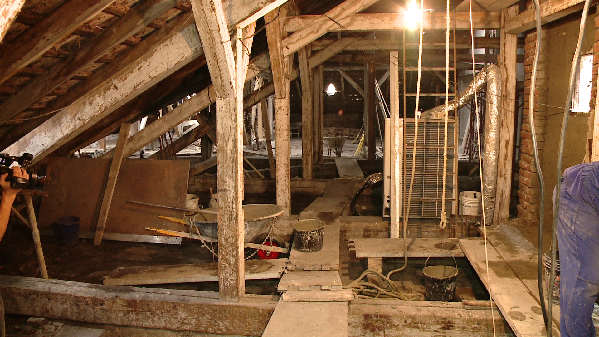 38 de cartuse de pistol mitraliera, nedetonate, au fost gasite in podul Liceului Lenau din Timisoara