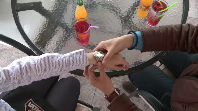 Schema "Loverboy". Fete cucerite cu cadouri scumpe si obligate sa se prostitueze de trei frati