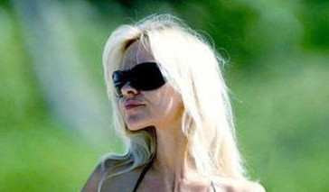 Toti oamenii de pe plaja au rupt-o la fuga cand a aparut ea. "Pacat de fata ei. In rest e un cosmar"