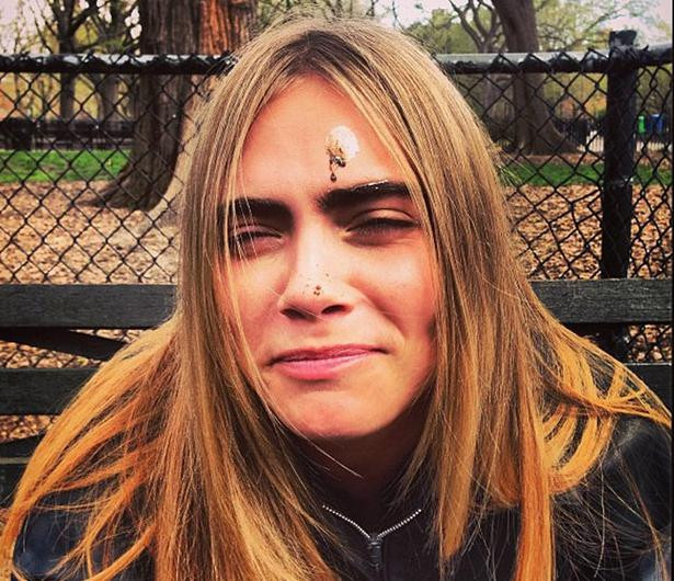 Modelul Cara Delevingne, intr-o postura jenanta, in parc. "Macar o sa am noroc". Ce i s-a intamplat