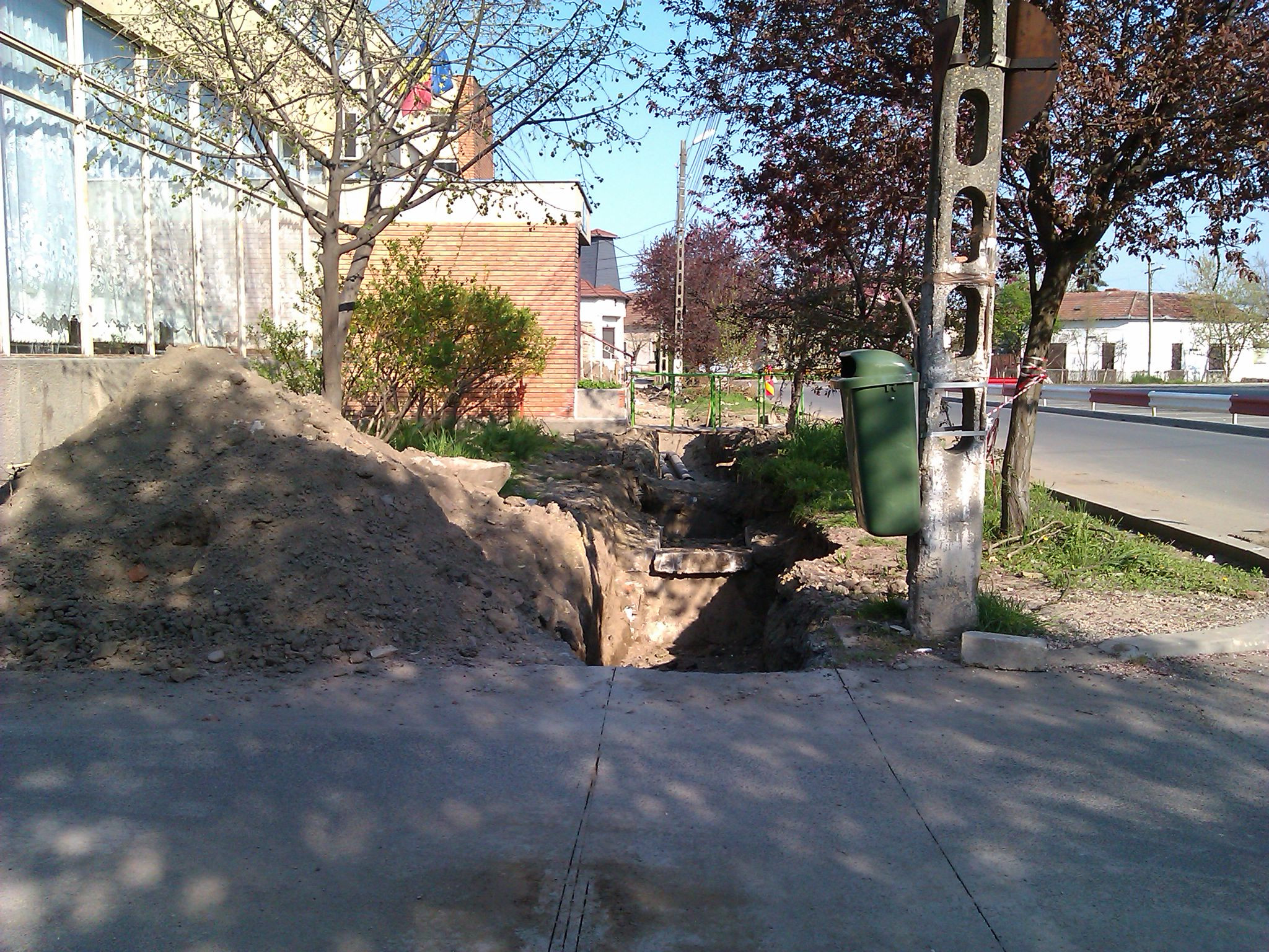 Pichamarele au spart asfaltul nou de langa Spitalul judetean. Edilii si-au amintit ca-s vechi tevile