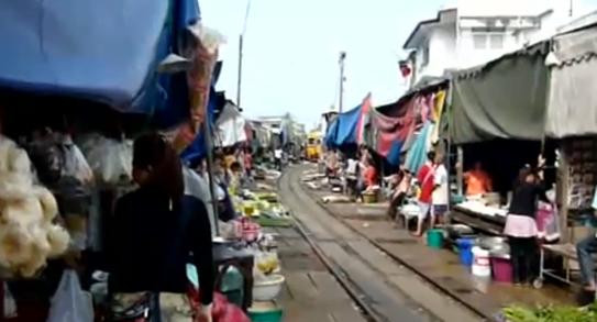 VIDEO. Cei care vin aici isi risca viata. Ce se intampla in aceasta piata de 8 ori pe zi