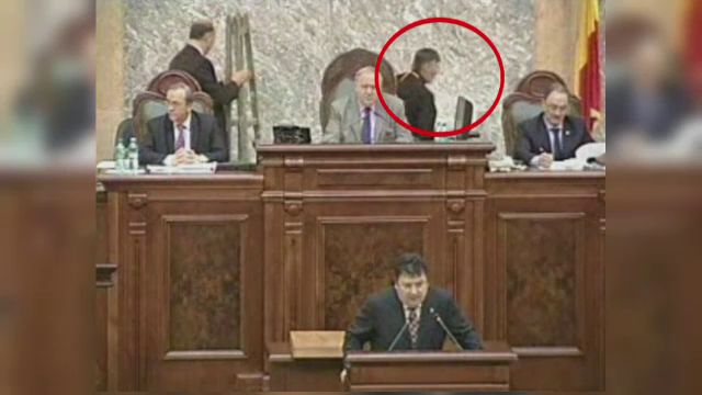 O cruce adusa in Senat a ajuns subiect de cearta intre parlamentari. Preotul e acuzat de impostura