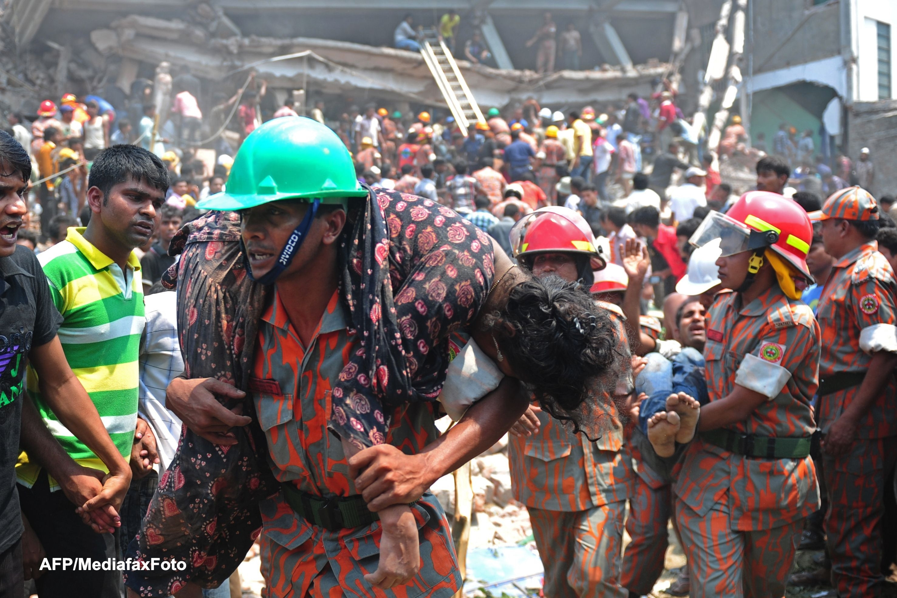Imagini de groaza din Bangladesh. Bilantul accidentului a ajuns la 290 de morti. FOTO si VIDEO