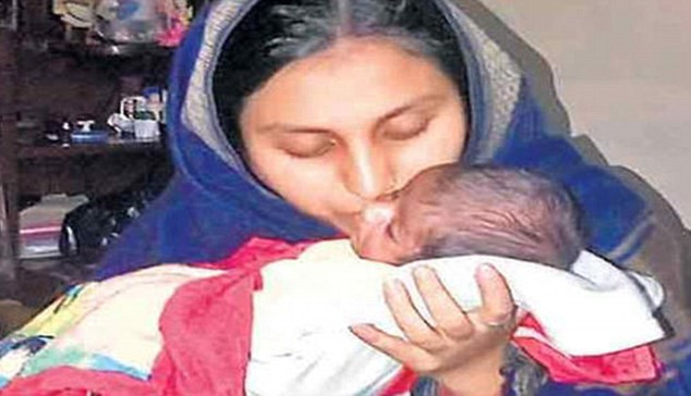 "Este copilul lui Dumnezeu!" Cum arata bebelusul din India pe care toata lumea il considera o zeitate