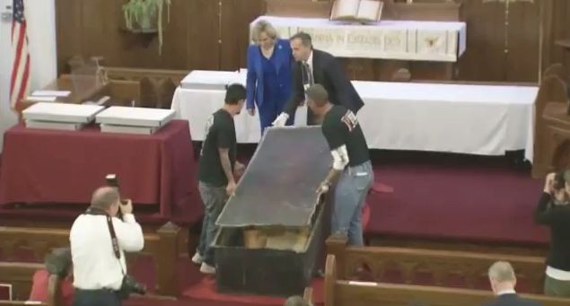 Au deschis o capsula ce a stat ingropata 100 DE ANI si au ramas UIMITI. "E incredibil ce era in ea"