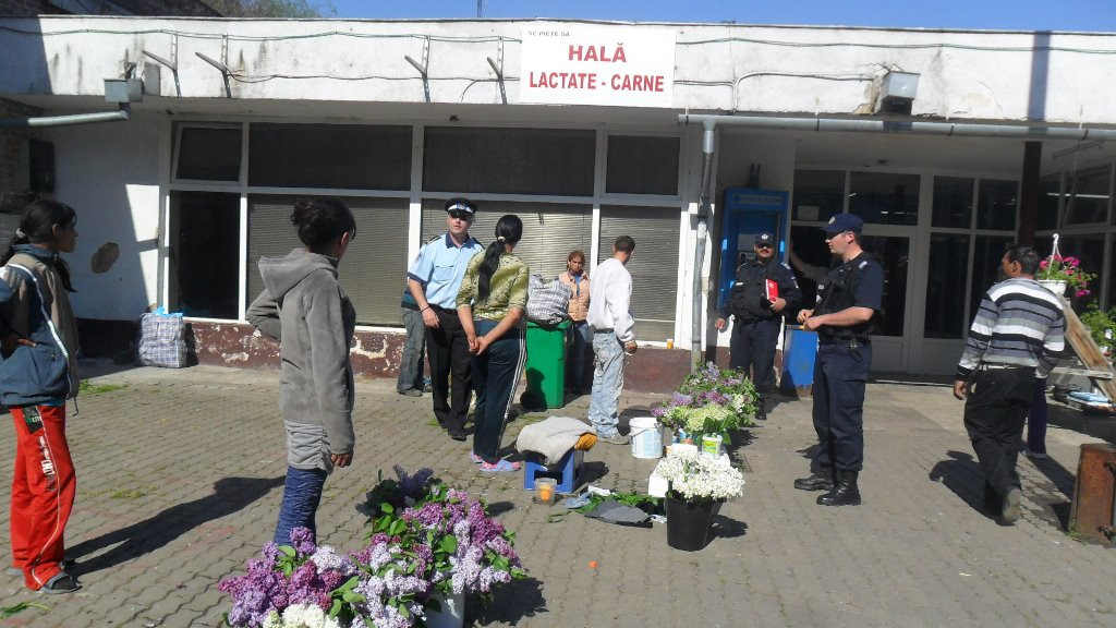 Mai multe persoane care vindeau flori in Piata 700 fara a avea autorizatie, alungate de politisti