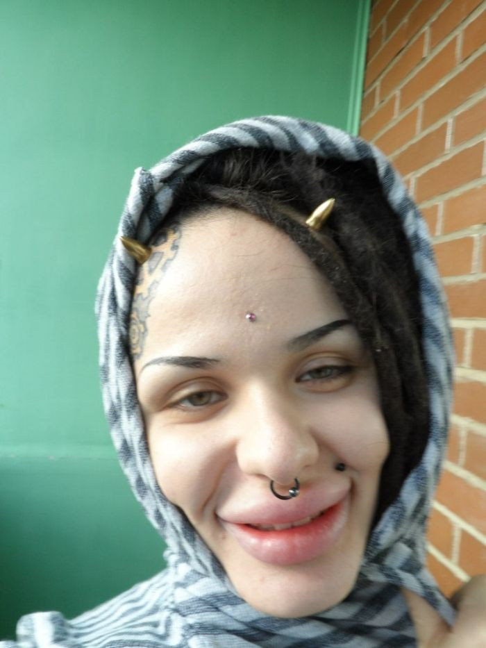 A renuntat la frumusete ca sa se transforme intr-un "monstru". Cum arata dupa operatiile estetice