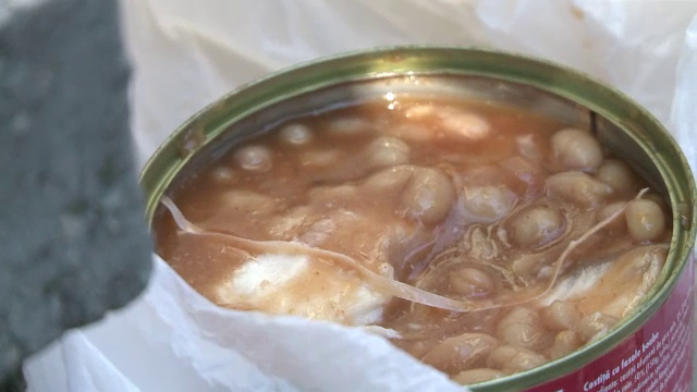 Conserva cu surprize, consumata de un barbat din Galati. I s-a facut rau cand a vazut ce era acolo