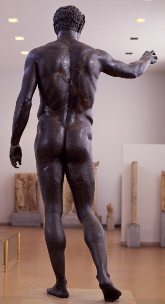 Doua statui nud, retrase de la o expozitie din Doha: partea din fata le-ar fi scandalizat pe femei