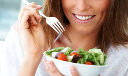 O tanara din Iasi este revoltata: "Am comandat o salata cu ton si am primit una cu viermi". VIDEO