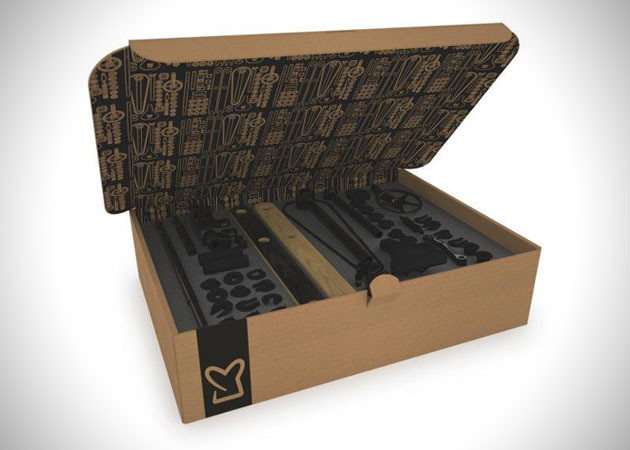 E din lemn si trebuie sa o asamblezi singur. N-o sa ghicesti ce se ascunde in cutie!