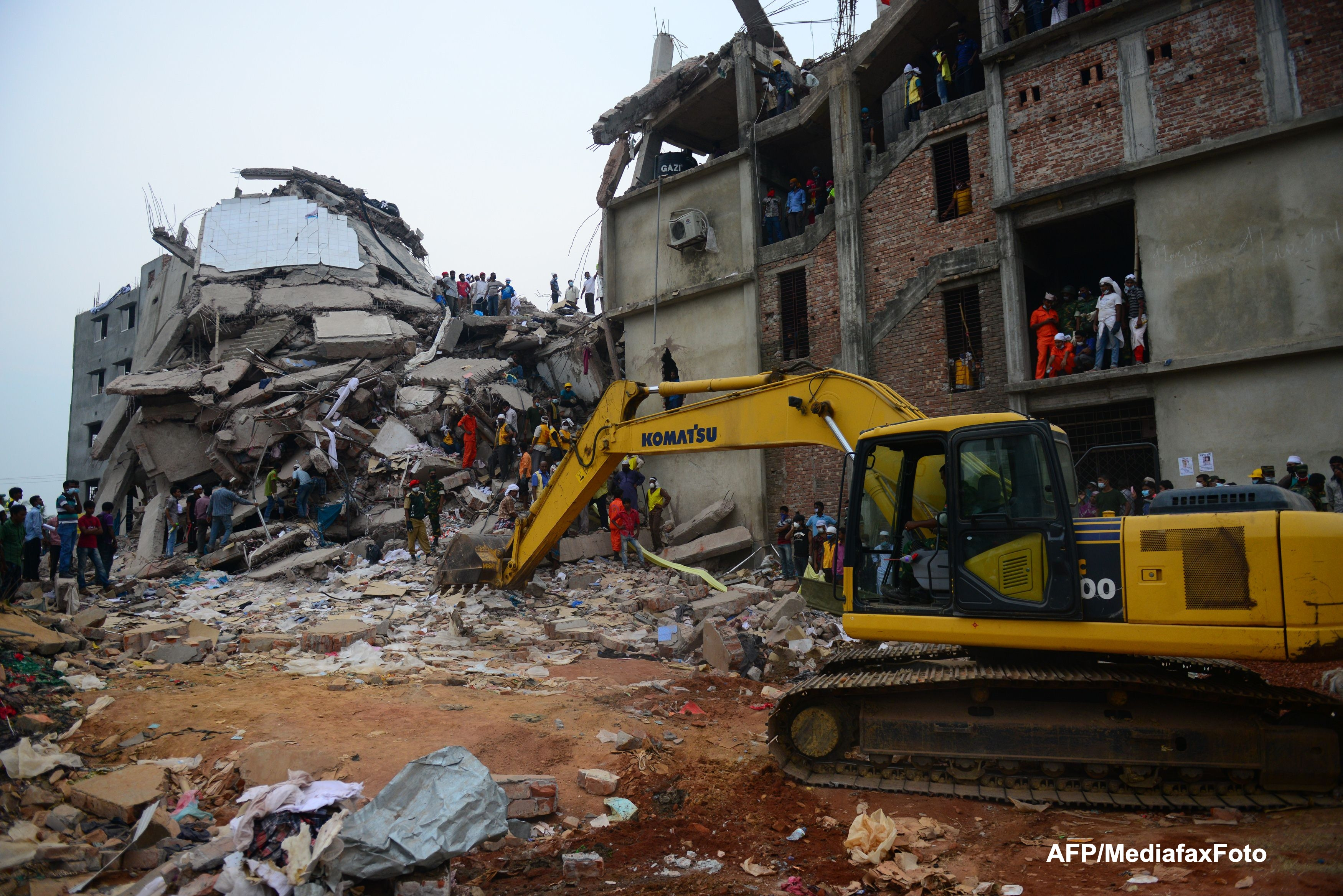 Tragedia din Bangladesh. Doi proprietari ai atelierelor din imobilul prabusit au fost arestati