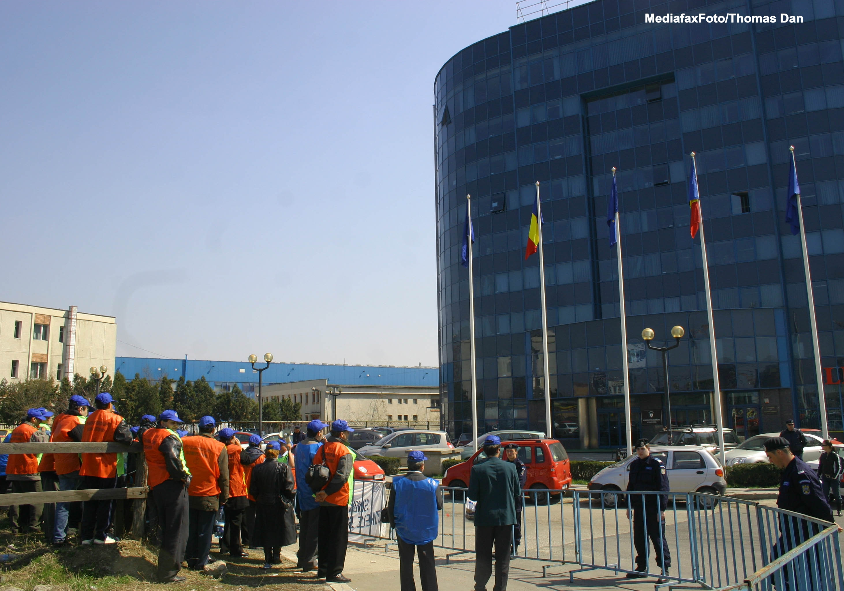 Salariatii US Govora au fortat intrarea in sediu, unde aveau loc negocieri. Doi grevisti au lesinat