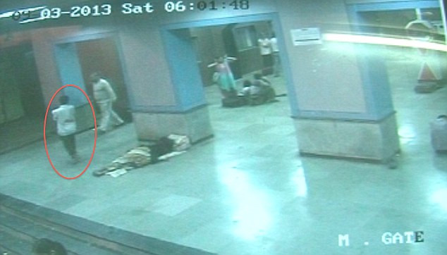 India socheaza din nou. Un bebelus este rapit de langa mama sa, care adormise. VIDEO