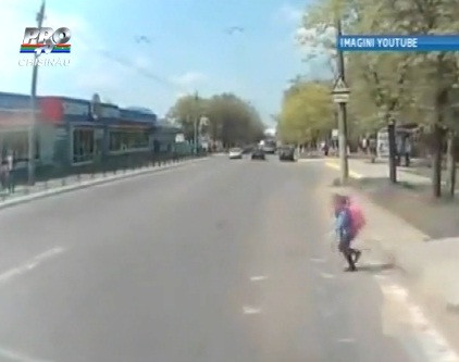 Imagini socante. O fetita e spulberata de un microbuz, chiar pe trecerea de pietoni