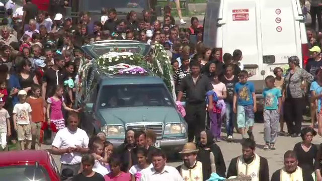 Fetita de 4 ani, ucisa de tata, a fost inmormantata. Sute de oameni au condus-o pe ultimul drum