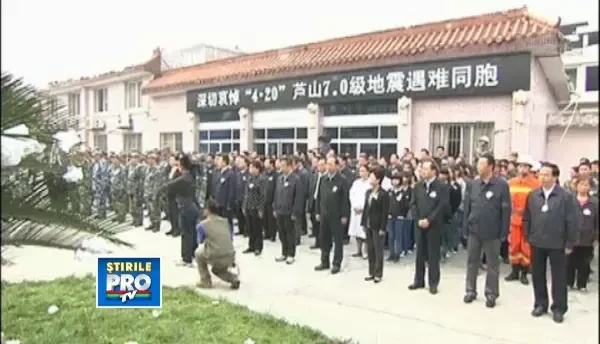 Ceremonie de comemorare a victimelor cutremurului din China, care a provocat 179 de morti si 10.000 de raniti