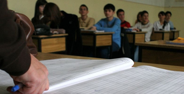 Invatamantul romanesc intra in era digitala. Ministrul Pricopie anunta introducerea manualului "pdf"