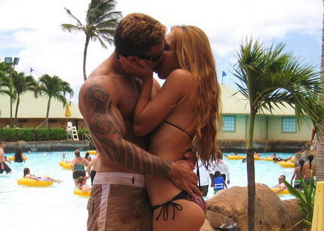 Tot internetul rade acum de ei. Ce apare in fotografie, langa acesti indragostiti. FOTO