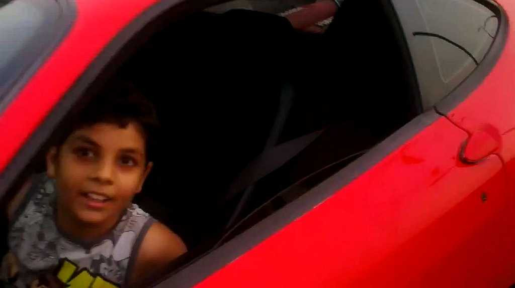 Inconstientul care si-a lasat copilul de 9 ani sa conduca un Ferrari a fost arestat