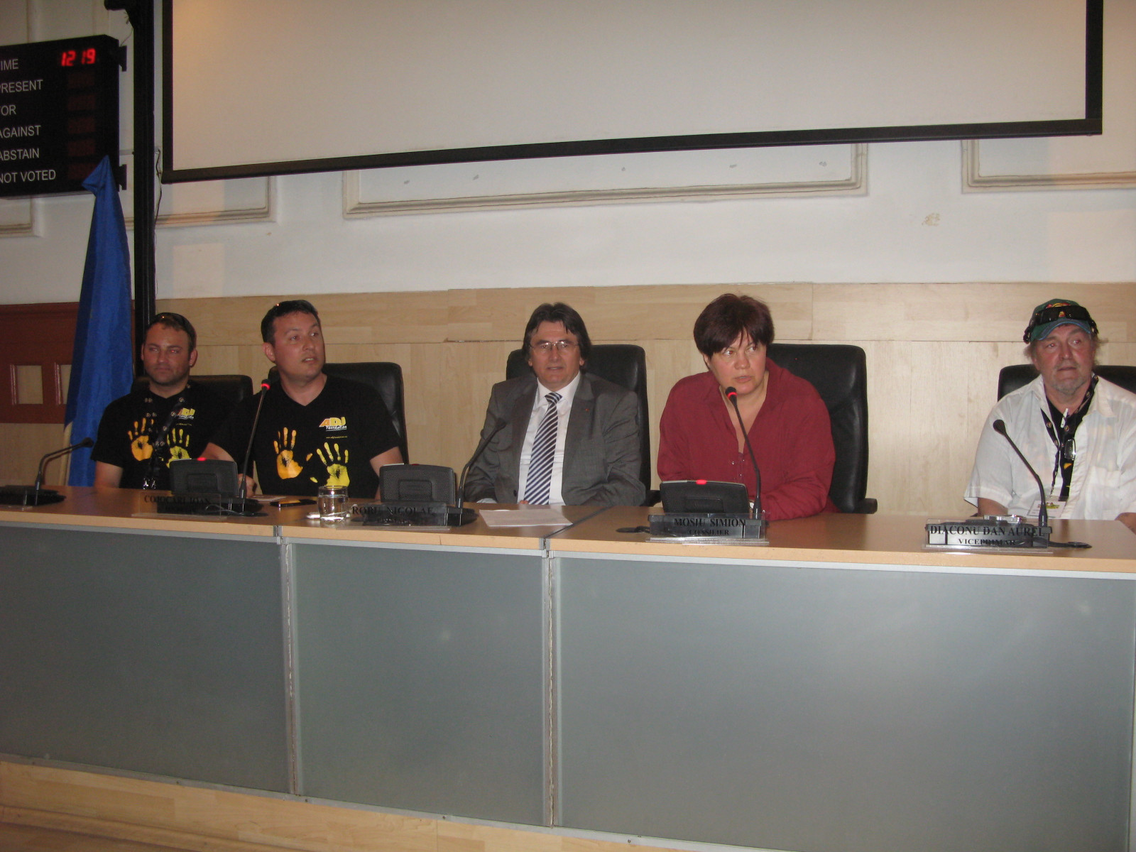 Trei remorci pline cu materiale sanitare, carje si carucioare, donate Spitalului Judetean Timisoara