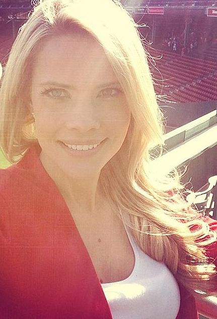 S-a fotografiat in timp ce era in tribunele unui stadion de baseball. Ce a surprins in imagine. FOTO