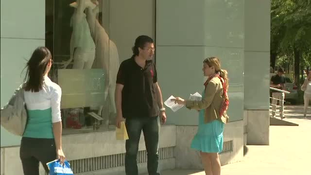 Mai multi tineri au militat impotriva uciderii mieilor de Paste."E o cruzime, trebuie sa ia sfarsit"