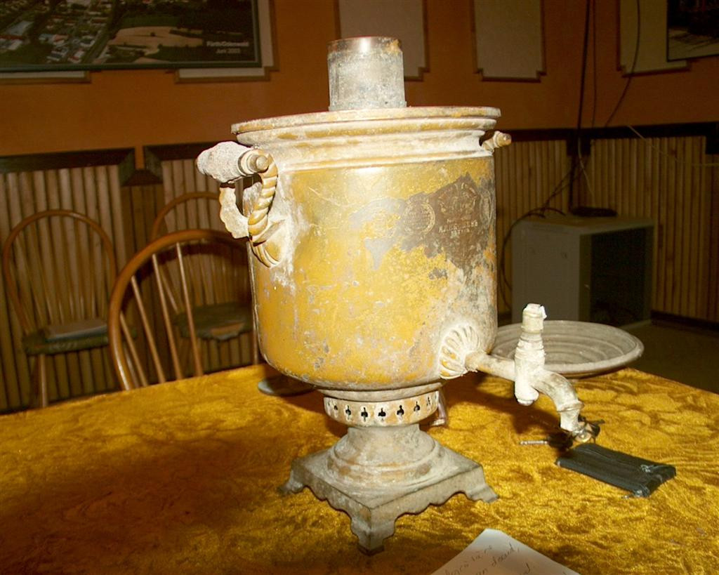 Un aradean pastreaza cu sfintenie un samovar din 1900 despre care crede a apartinut Romanovilor