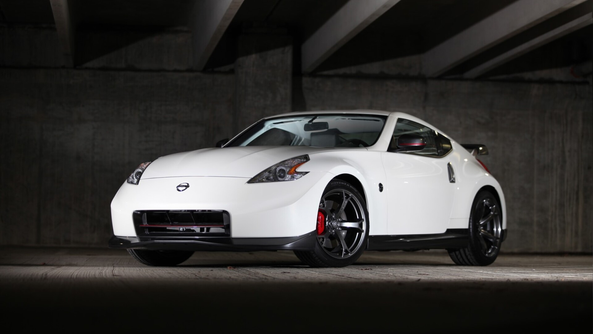 Nismo 370Z 2014, bestia care vede rosu in fata ochilor! Cum se schimba la fata